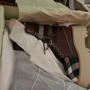 Burberry boots 37 brand new never worn